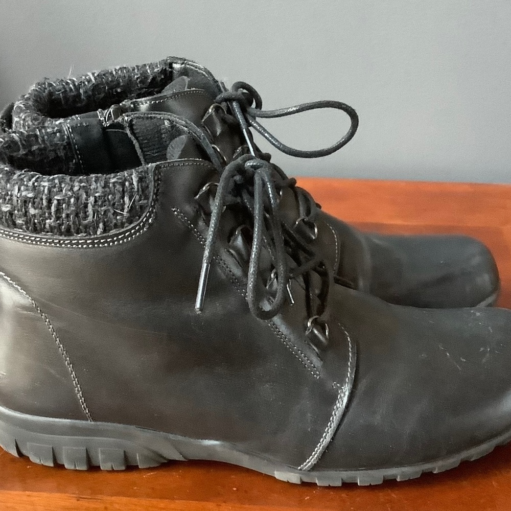 Womens 7 Propet black leather shoes. Gently used